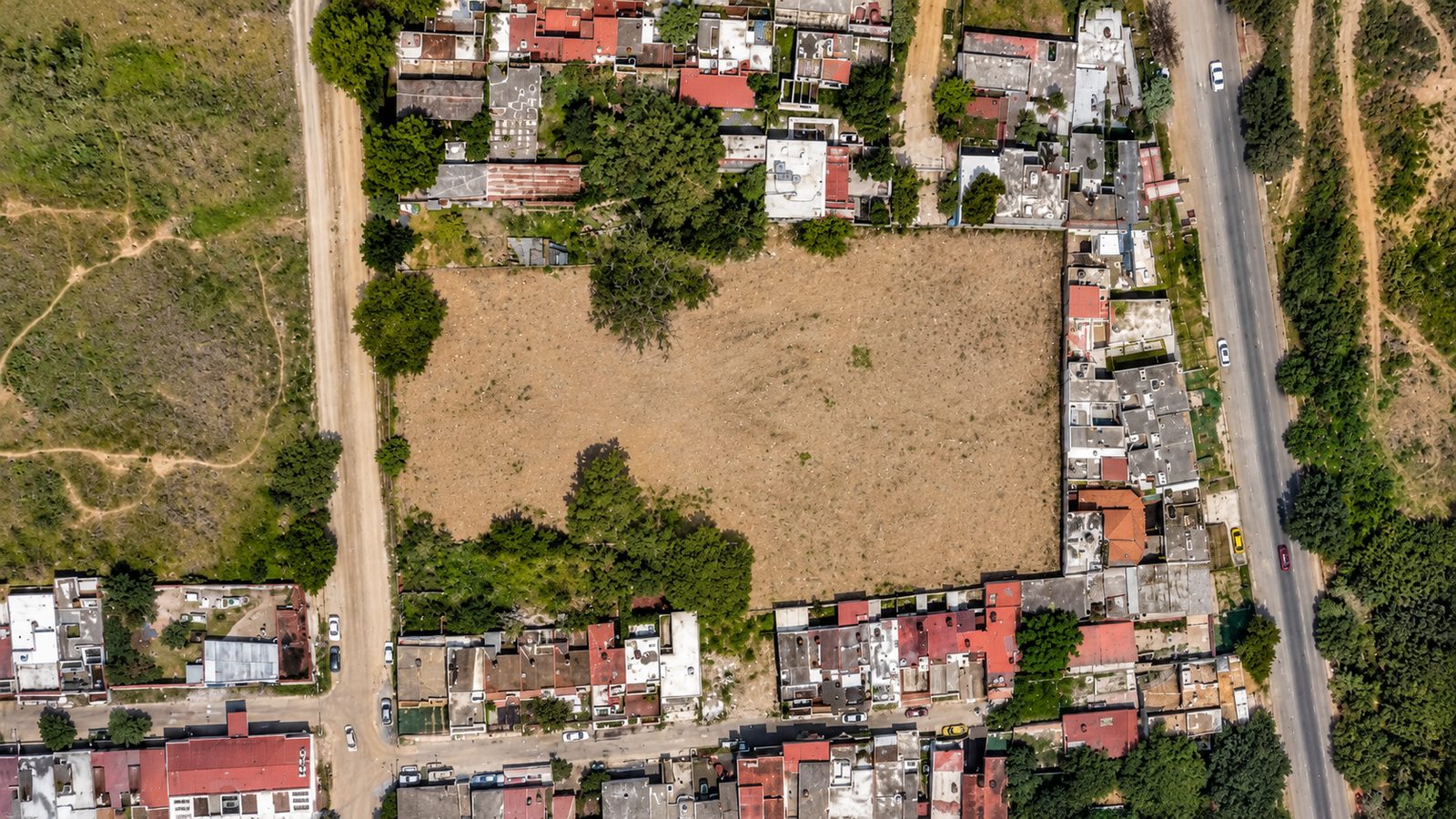 Vista aérea de un terreno urbano